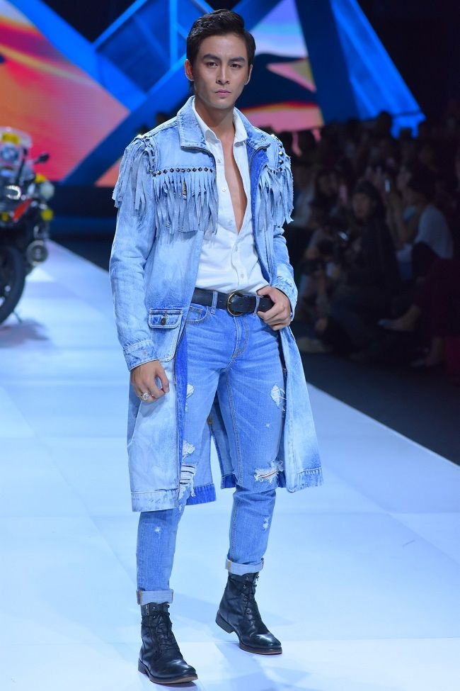 Những lần catwalk “tạo nét” của sao Việt: Minh Hằng nhào lộn hỏng