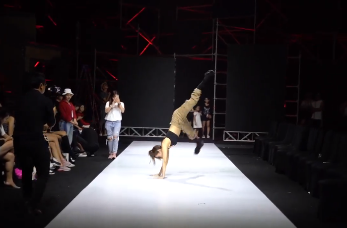 Những lần catwalk “tạo nét” của sao Việt: Minh Hằng nhào lộn hỏng