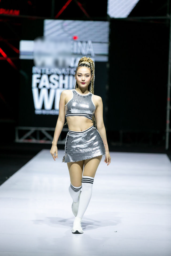 Những lần catwalk “tạo nét” của sao Việt: Minh Hằng nhào lộn hỏng