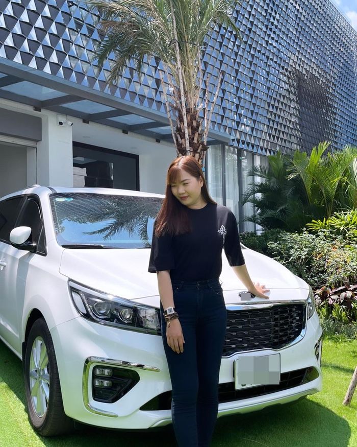 Những lần chơi sộp của Ngọc Trinh: mua xe cho Kiều, tặng bạn 279 triệu