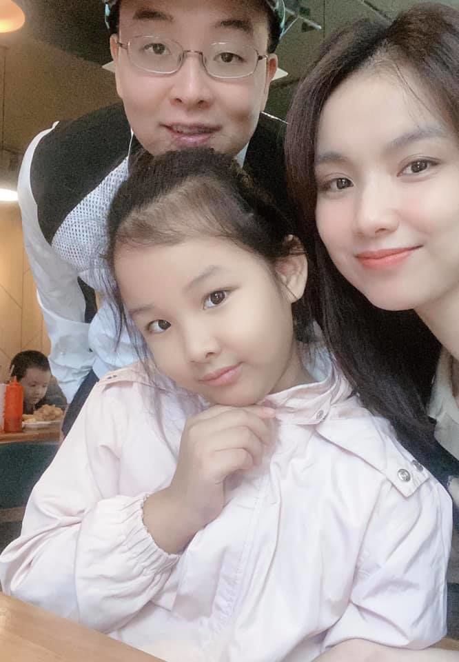 Hội nàng Hậu mới ngày nào là biểu tượng nhan sắc, nay đã 1 nách 2 con