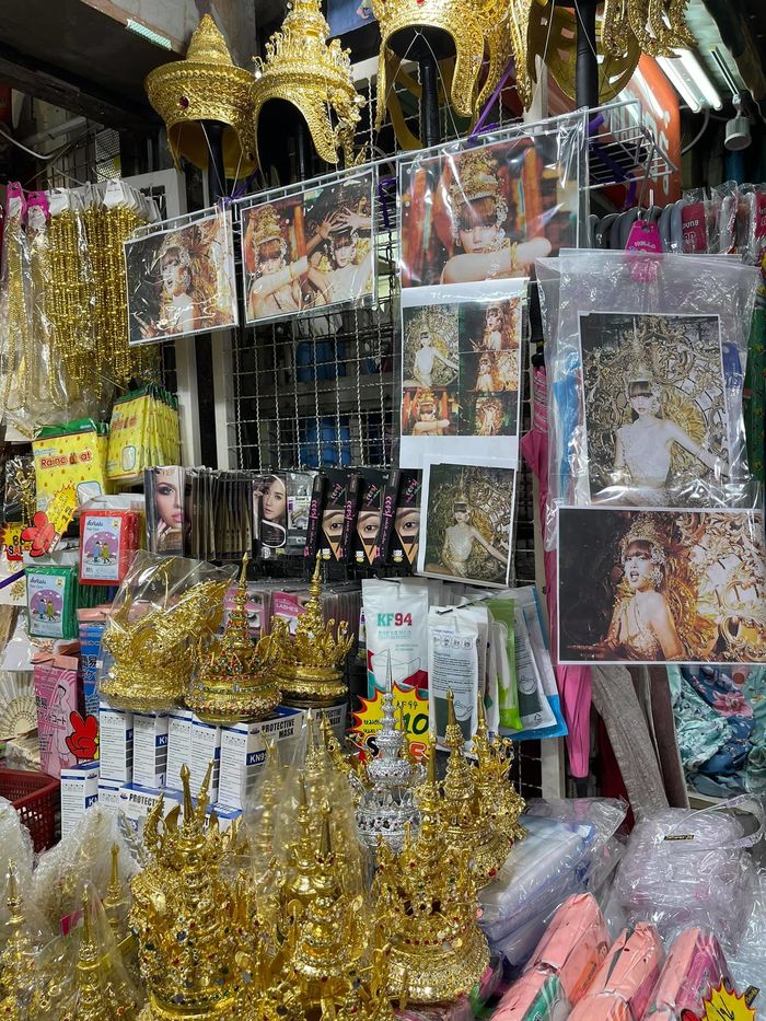 Phụ kiện của sao châu Á được tiểu thương bày bán đầy ngoài chợ