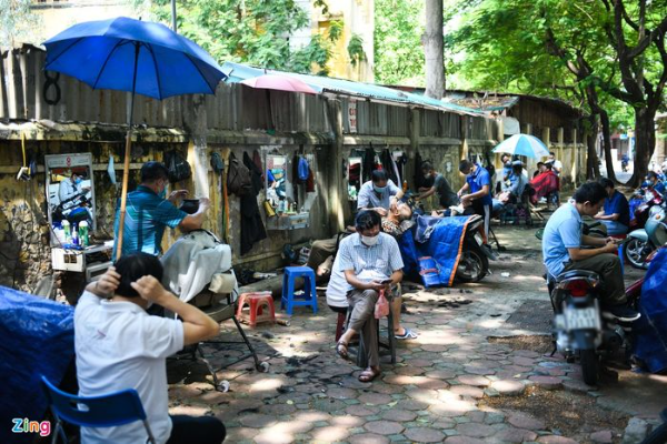 Salon tóc ở Hà Nội “hốt bạc” trong ngày đầu gỡ bỏ giãn cách xã hội