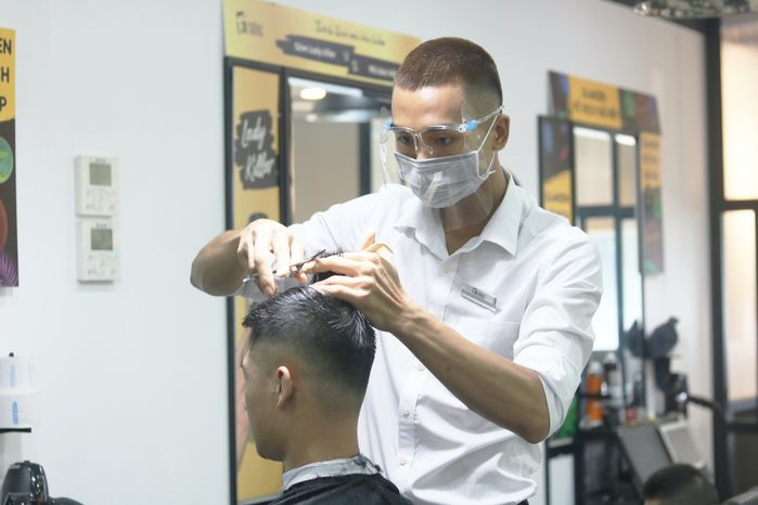 Salon tóc ở Hà Nội “hốt bạc” trong ngày đầu gỡ bỏ giãn cách xã hội