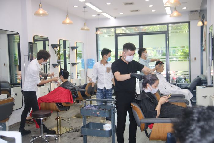 Salon tóc ở Hà Nội “hốt bạc” trong ngày đầu gỡ bỏ giãn cách xã hội