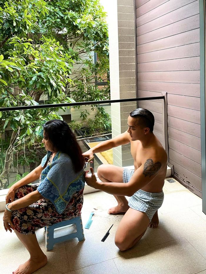 Sao nam Việt khéo tay khi chăm sóc mẹ: Người làm móng, người gội đầu