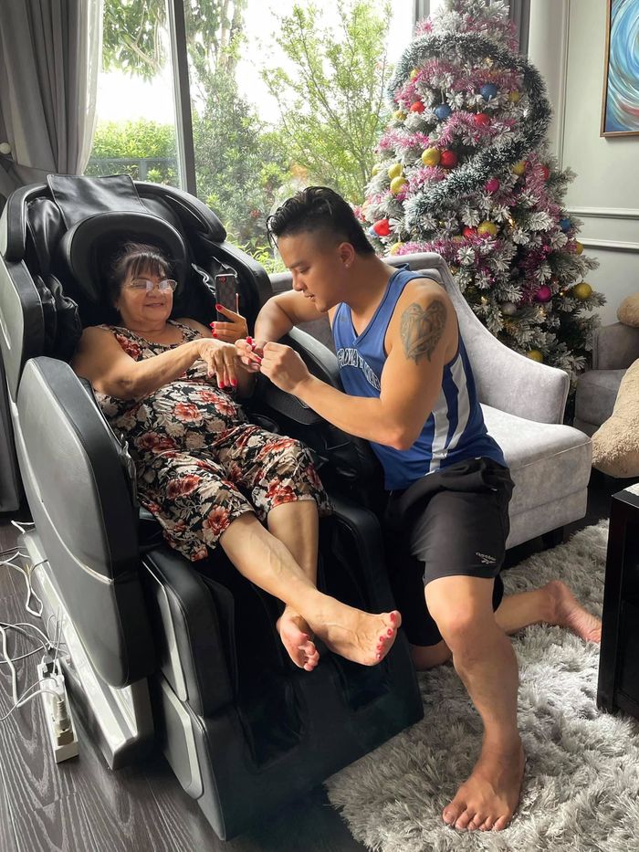 Sao nam Việt khéo tay khi chăm sóc mẹ: Người làm móng, người gội đầu