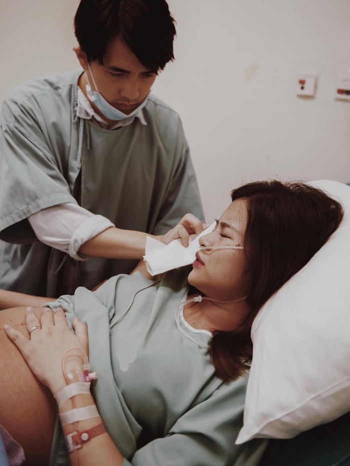 Sao nam Việt túc trực bên vợ trong phòng sinh: chăm lo từ cái nhỏ nhất