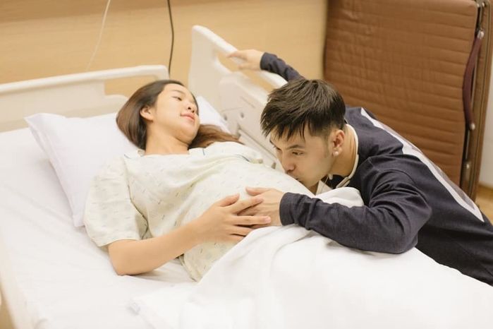Sao nam Việt túc trực bên vợ trong phòng sinh: chăm lo từ cái nhỏ nhất