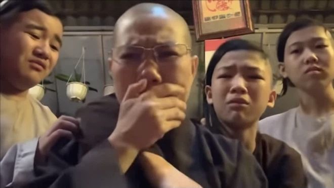 Sao Việt 24h: Bố Sinh bị đưa đi làm Nam lo lắng, Lệ Quyên khoe eo 59cm