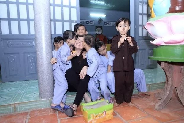 Sao Việt 24h: Bố Sinh bị đưa đi làm Nam lo lắng, Lệ Quyên khoe eo 59cm