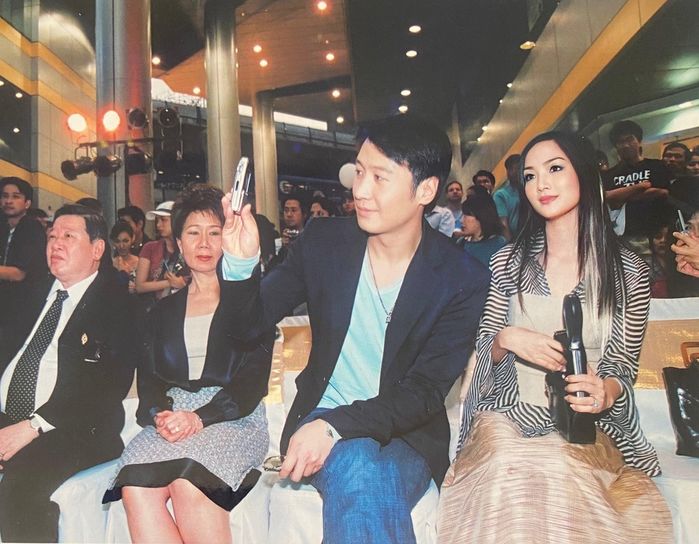 Sao Việt 24h: Bố Sinh được minh oan, Giáng My khoe sắc bên Lê Minh