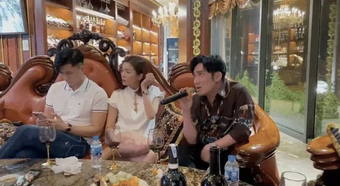 Sao Việt 24h: Chơi Trung thu, Lệ Quyên - Bảo Châu thờ ơ dù ngồi cạnh