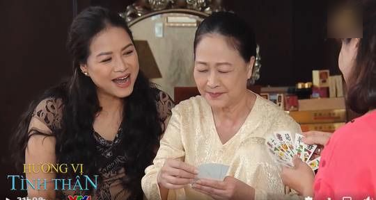 Sao Việt 24h: Chơi Trung thu, Lệ Quyên - Bảo Châu thờ ơ dù ngồi cạnh