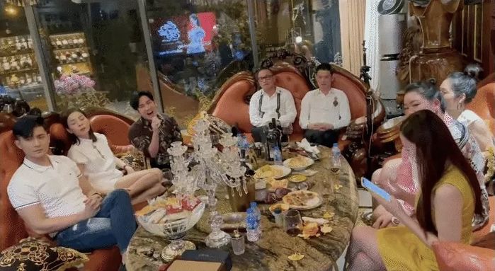 Sao Việt 24h: Chơi Trung thu, Lệ Quyên - Bảo Châu thờ ơ dù ngồi cạnh