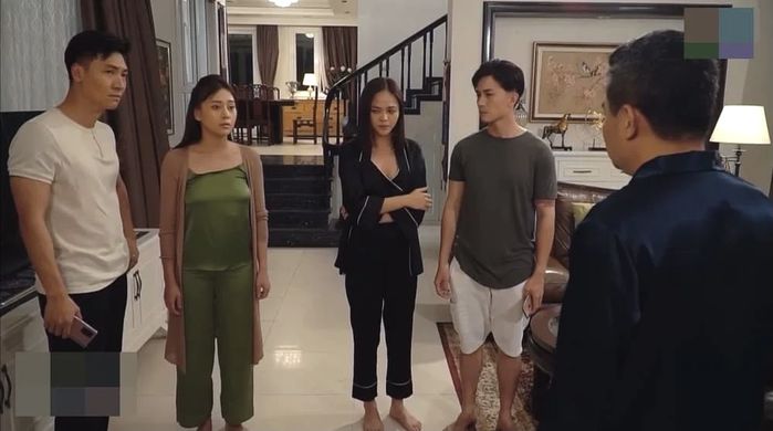 Sao Việt 24h: Việt Hương lấy xe cứu thương đưa đồng nghiệp đi cấp cứu
