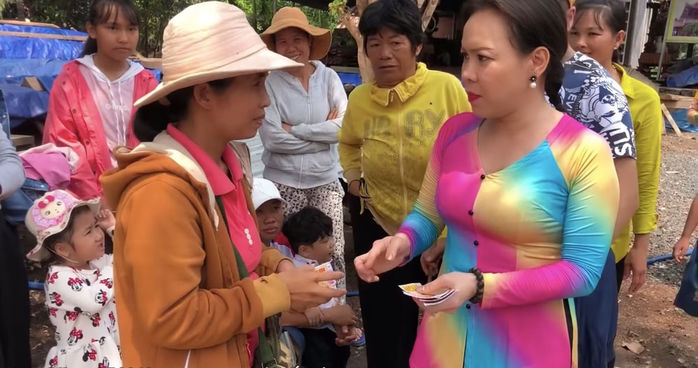 Sao Việt ứng xử với người bán vé số: Việt Hương cực kỳ bá đạo