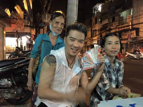 Sao Việt ứng xử với người bán vé số: Việt Hương cực kỳ bá đạo