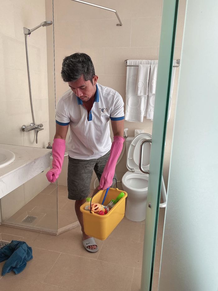 Sao Việt mắc kẹt vì dịch: người làm bảo vệ, cọ toilet
