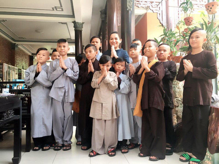 Sao Việt nhận con nuôi: người được mát mặt, người vướng thị phi