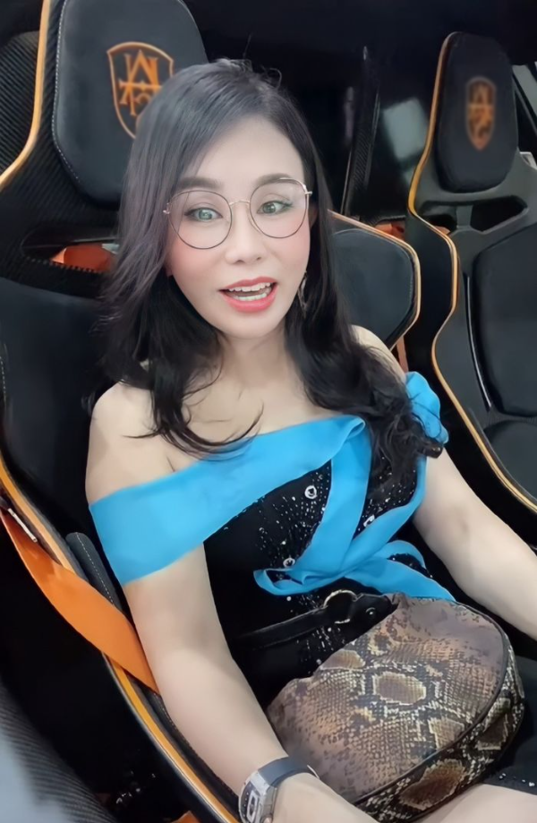 Nữ đại gia duy nhất VN có siêu xe 100 tỷ tự tay cắt tóc cho nhân viên