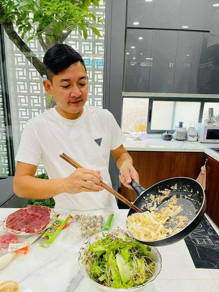 Soái ca màn ảnh giờ thành chồng đảm: Kim Lý lo việc nhà từ A đến Z