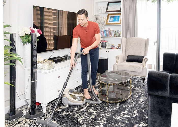 Soái ca màn ảnh giờ thành chồng đảm: Kim Lý lo việc nhà từ A đến Z