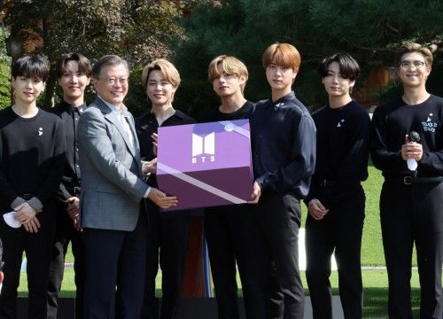 Sức mạnh khủng của hộ chiếu ngoại giao Tổng thống Moon trao cho BTS