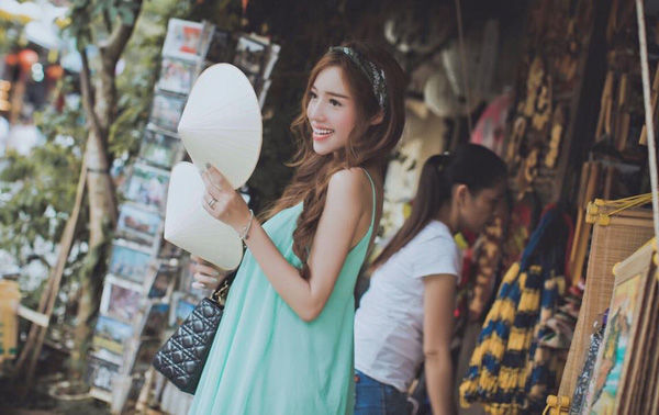 Sao Việt mang bầu chẳng ai hay: Diệu Nhi đi làm đến tháng cuối