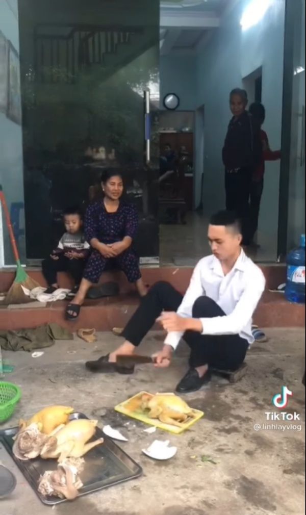 Thanh niên lúng túng với thử thách chặt gà của bố vợ tương lai