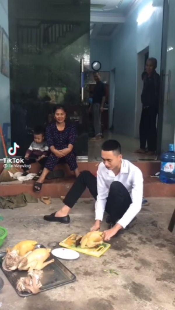 Thanh niên lúng túng với thử thách chặt gà của bố vợ tương lai