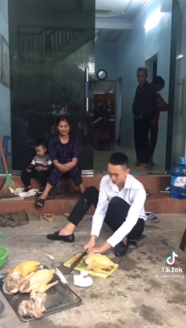 Thanh niên lúng túng với thử thách chặt gà của bố vợ tương lai