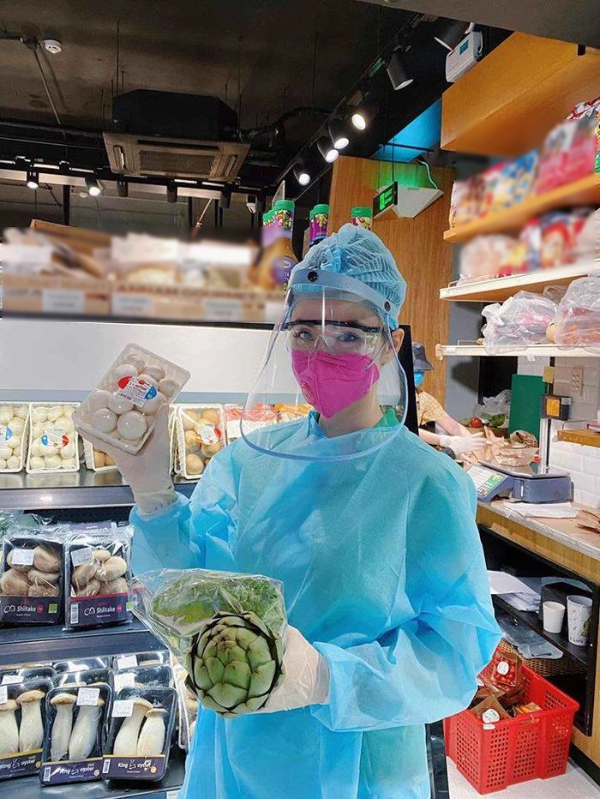 Thời trang đi siêu thị của sao Việt: Lệ Quyên trưng khoe vòng quả táo