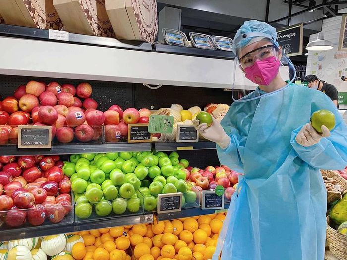 Thời trang đi siêu thị của sao Việt: Lệ Quyên trưng khoe vòng quả táo