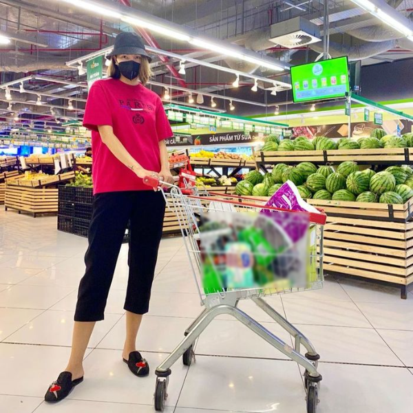 Thời trang đi siêu thị của sao Việt: Lệ Quyên trưng khoe vòng quả táo