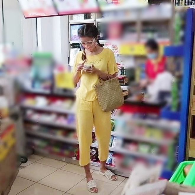 Thời trang đi siêu thị của sao Việt: Lệ Quyên trưng khoe vòng quả táo