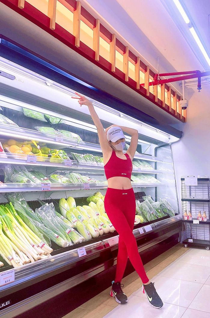 Thời trang đi siêu thị của sao Việt: Lệ Quyên trưng khoe vòng quả táo