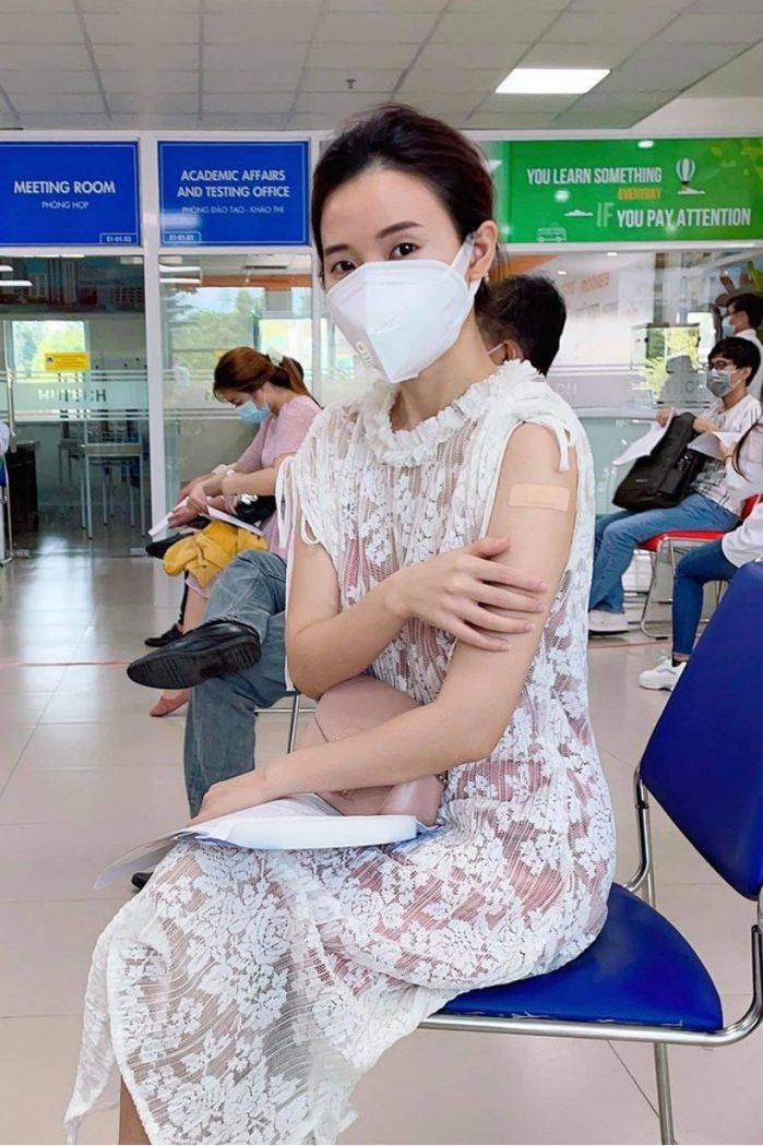 Thời trang đi tiêm vắc xin của sao Việt: Nam - Long mặc đồ giản dị