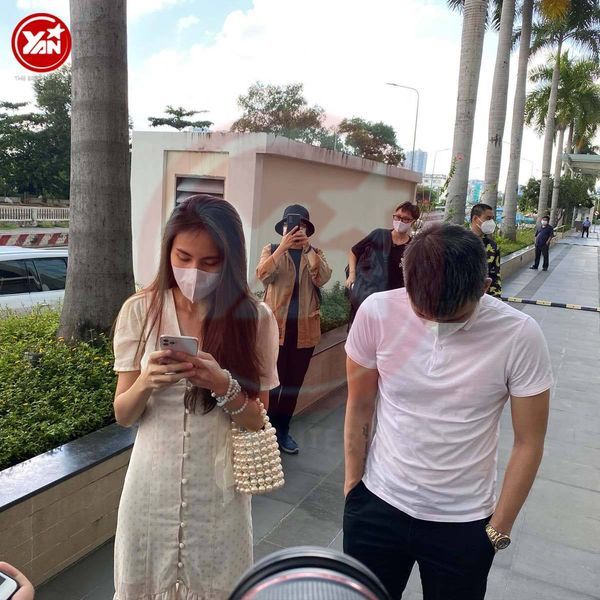 Thủy Tiên đi sao kê ngân hàng bằng túi hàng chợ, nghe giá mà ngã ngửa