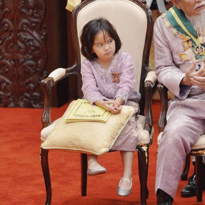 Tiểu công chúa Malaysia gây sốt với loạt biểu cảm khó ở cực đáng yêu