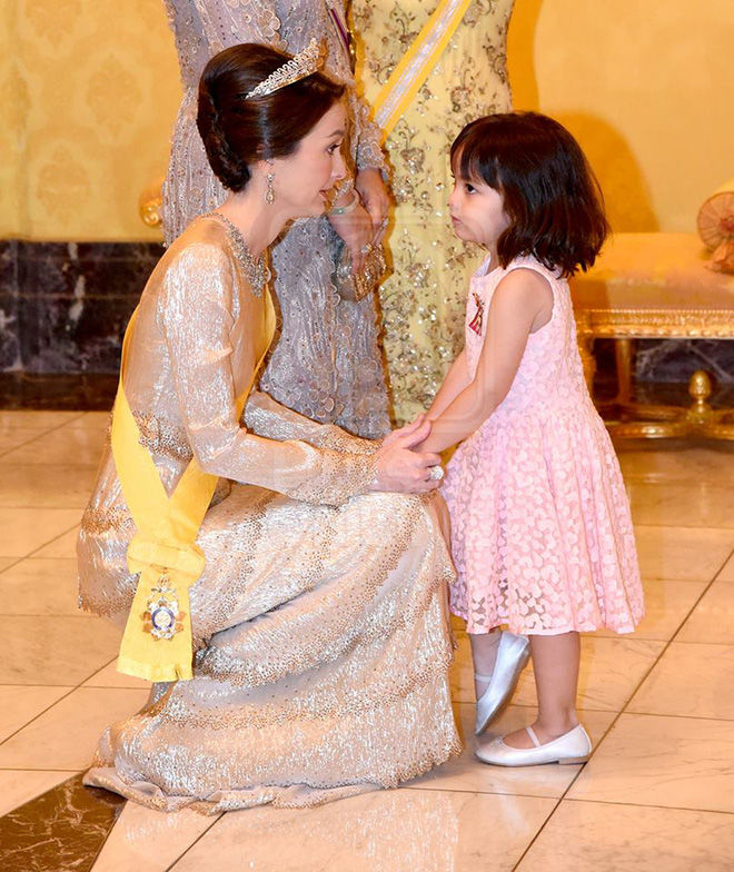 Tiểu công chúa Malaysia gây sốt với loạt biểu cảm khó ở cực đáng yêu