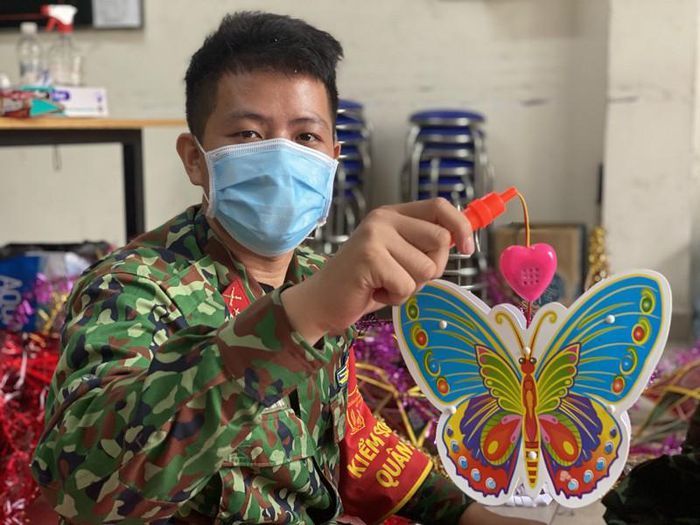 TP.HCM: Bộ đội làm lồng đèn trung thu tặng thiếu nhi trong mùa dịch