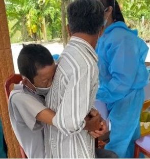 Chẳng sợ gì chỉ sợ tiêm, ông chú bấu víu bạn già: Cho tui ôm đi mà