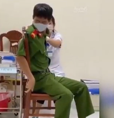 Chẳng sợ gì chỉ sợ tiêm, ông chú bấu víu bạn già: Cho tui ôm đi mà