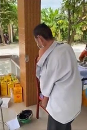 Chẳng sợ gì chỉ sợ tiêm, ông chú bấu víu bạn già: Cho tui ôm đi mà