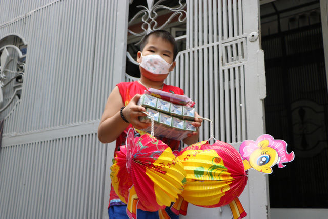 Trung thu ấm áp mùa giãn cách: Ông Địa mặc đồ bảo hộ, bộ đội múa lân