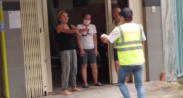 Trung thu ấm áp mùa giãn cách: Ông Địa mặc đồ bảo hộ, bộ đội múa lân