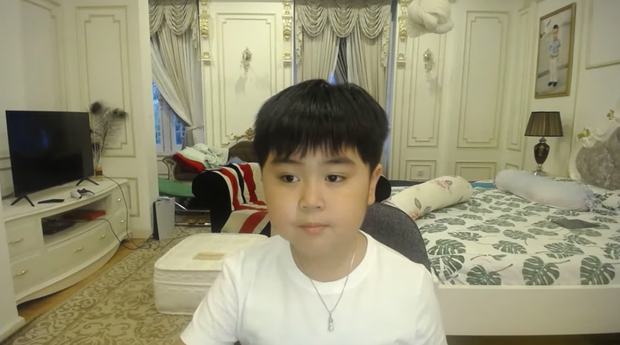 Tỷ phú nhỏ nhất VN hào phóng cho bạn tiền tiêu vặt không cần lý do