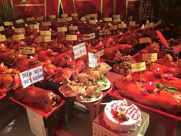 Vì sao 12/8 âm lịch, giới văn nghệ sĩ thường cúng Tổ bằng heo quay?