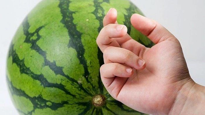 Vì sao người ta hễ đi mua dưa hấu hay dùng ngón tay búng vào trái dưa?
